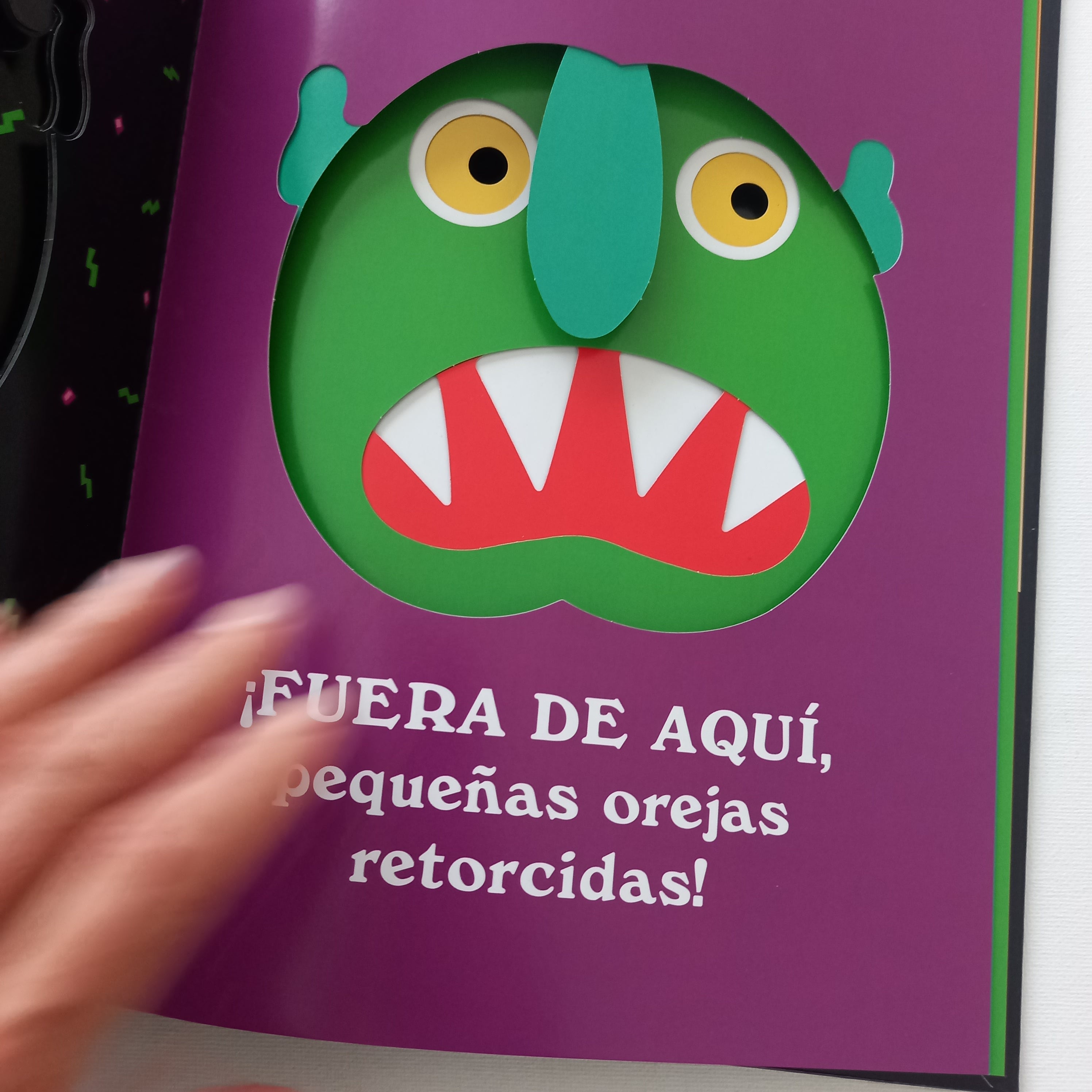 Fuera de aquí, horrible monstruo verde! Fuera de aquí, horrible monstruo verde!
